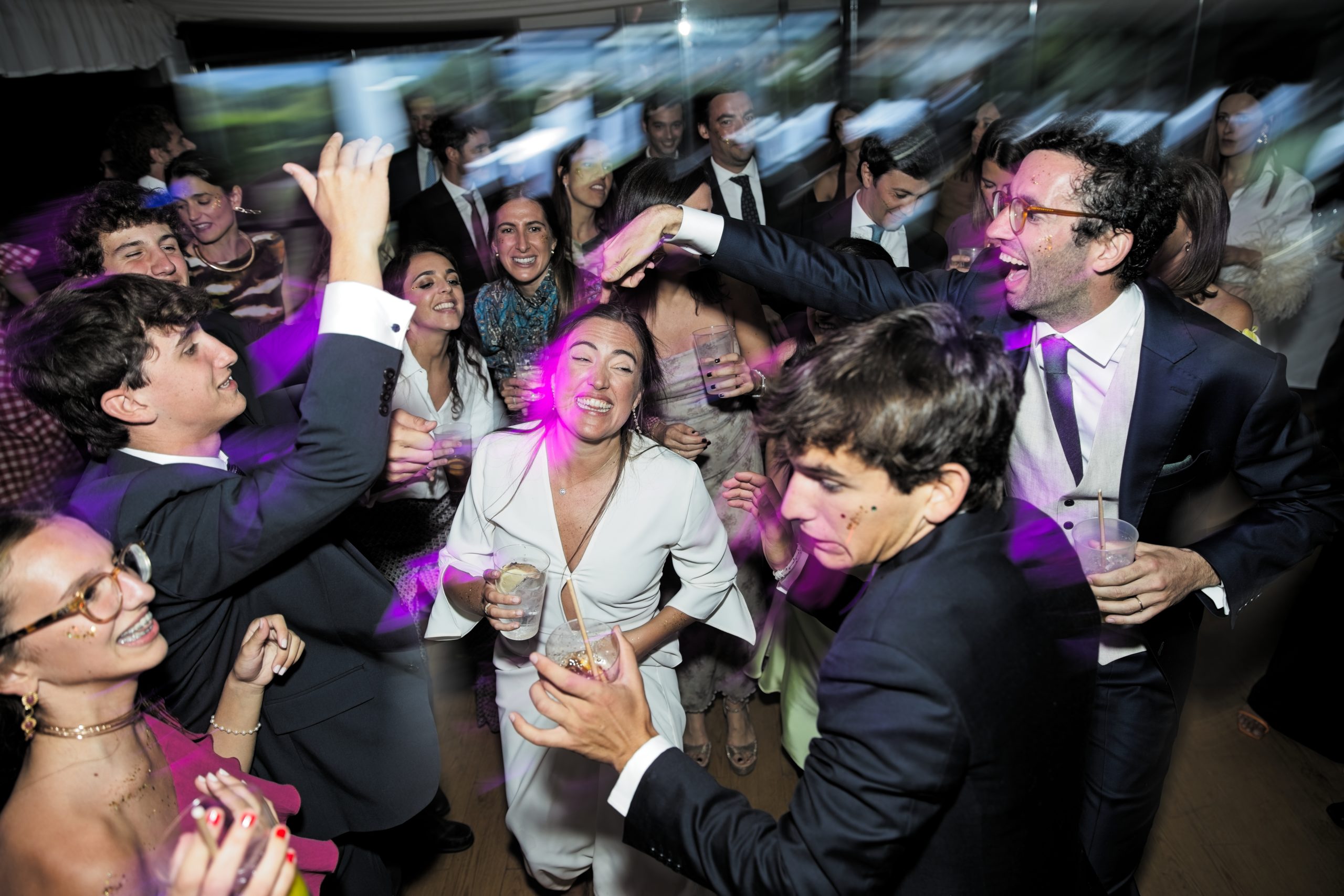 eventos- bodas-boda-videógrafo-fotógrafo-book-modelos-modelo-book para modelos- urbano- analógico- fotografía- fotografía de discotecas- corporativo-empresa-congreso-audiovisual-contenido-videoclips-videoclip-documental-posicionamiento-visibilidad-making of- DOP-foto fija- promoción- promo-inmobiliaria-marketing-restaurante-barcelona-Barcelona-cataluña-catalunya-Cataluña